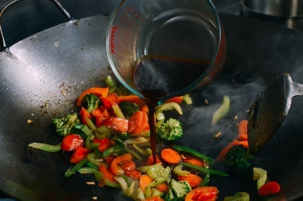 Adding stir-fry sauce to vegetables, bmeteor.aiodimecu.cf