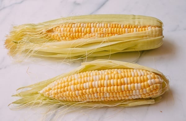 Two ears of bi-color sweet corn, bmeteor.aiodimecu.cf