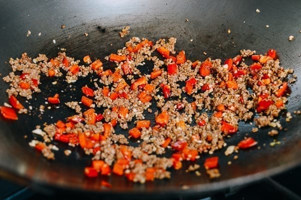 Stir-frying pork, bell pepper, chilies, and garlic, bmeteor.aiodimecu.cf