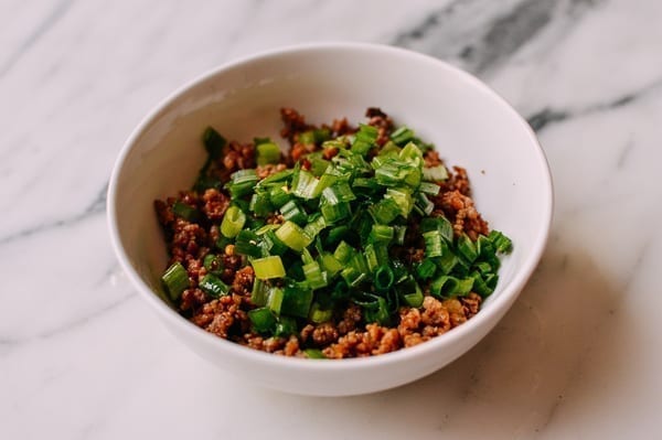 Mixing scallions with ground pork, bmeteor.aiodimecu.cf