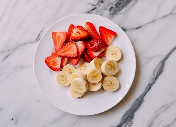 Sliced strawberries and bananas, bmeteor.aiodimecu.cf