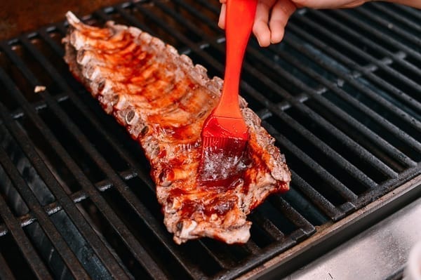 Brushing ribs with BBQ sauce on the grill, bmeteor.aiodimecu.cf