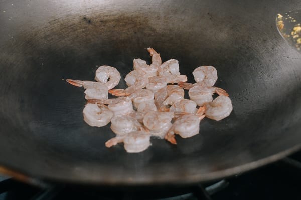 Searing shrimp in a wok, bmeteor.aiodimecu.cf