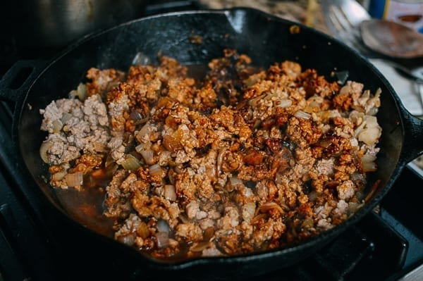 Adding sauce and seasoning to baozi filling, bmeteor.aiodimecu.cf
