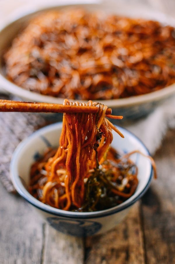 Picking up scallion oil noodles with chopsticks, bmeteor.aiodimecu.cf