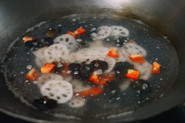 Blanching lotus root, wood ears, and red bell peppers, bmeteor.aiodimecu.cf