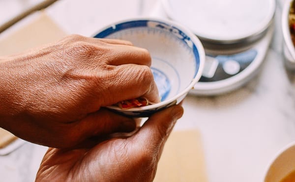 Squeezing egg roll filling with hands, bmeteor.aiodimecu.cf
