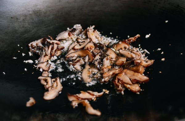 Garlic and shiitake mushrooms in wok, bmeteor.aiodimecu.cf