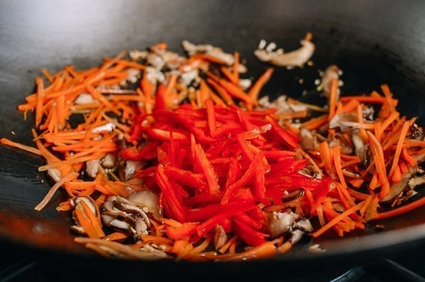 Adding julienned bell peppers to wok, bmeteor.aiodimecu.cf