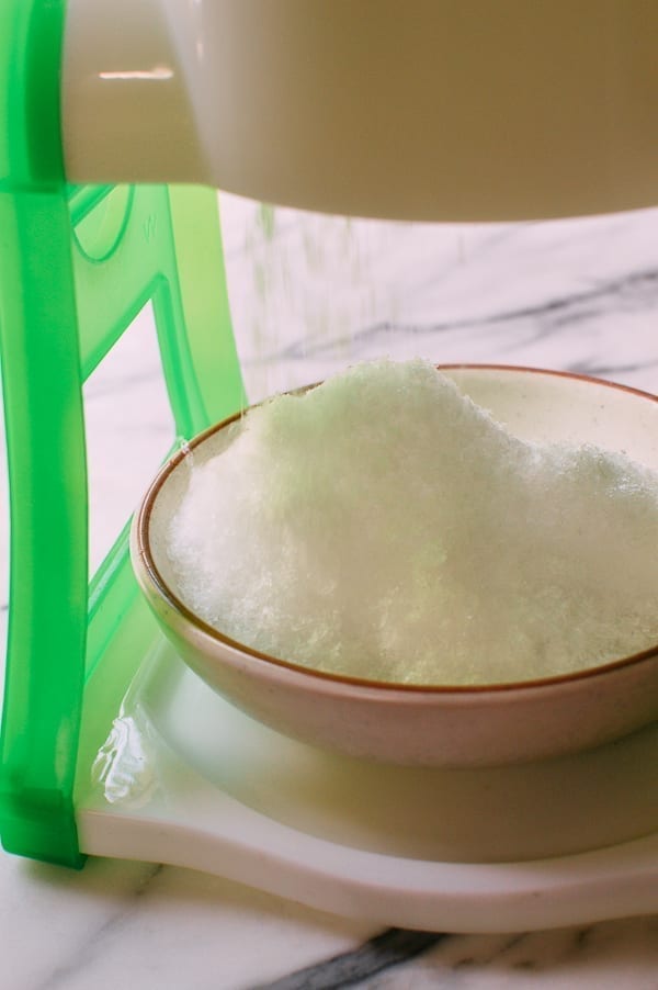 Shaving Ice with manual ice shaving machine, bmeteor.aiodimecu.cf