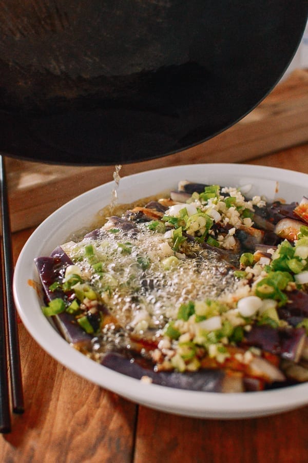 Pouring hot oil over steamed eggplant with garlic and scallions, bmeteor.aiodimecu.cf