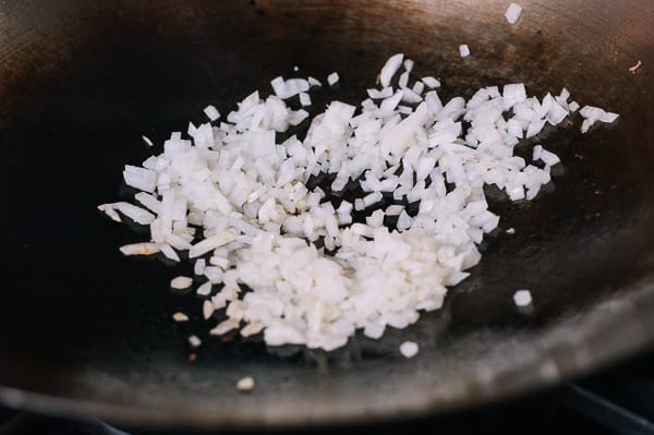 Stir-frying chopped onions, bmeteor.aiodimecu.cf