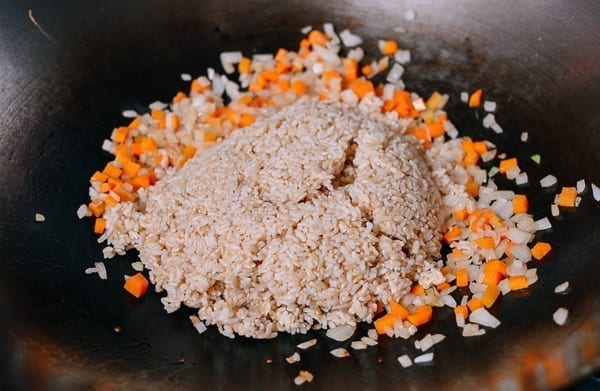 Adding cooked brown rice to carrots and onions, bmeteor.aiodimecu.cf