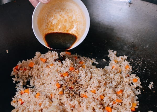 Pouring sauce over fried rice, bmeteor.aiodimecu.cf