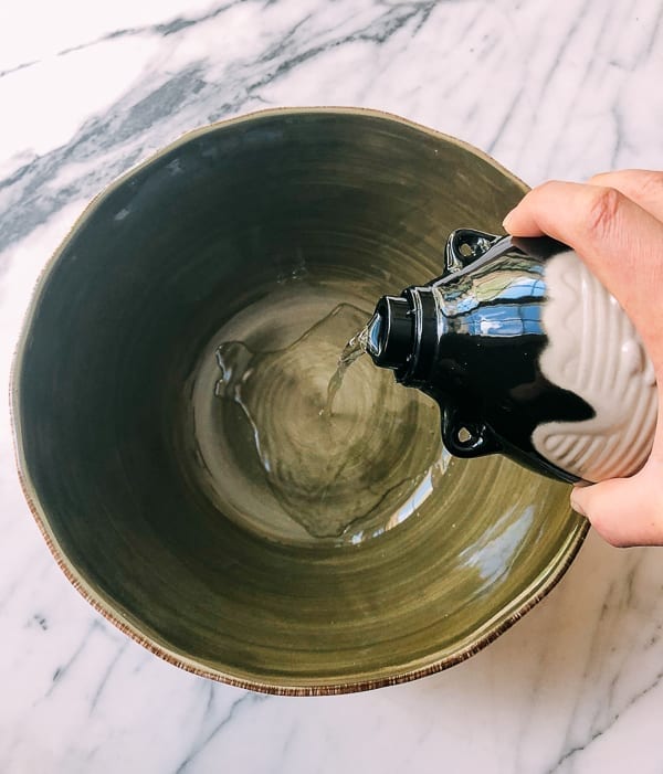 Pouring Baijiu into bowl, bmeteor.aiodimecu.cf