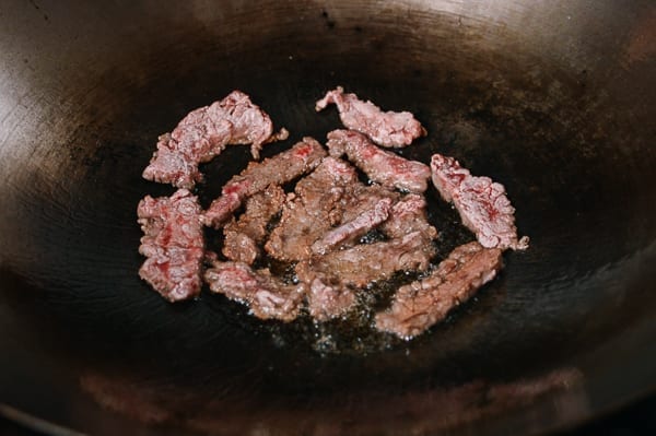 Frying dredged beef slices in wok, bmeteor.aiodimecu.cf
