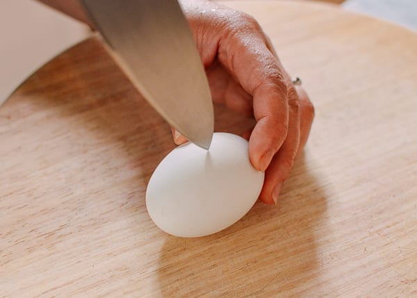 Cutting open a salted duck egg, bmeteor.aiodimecu.cf