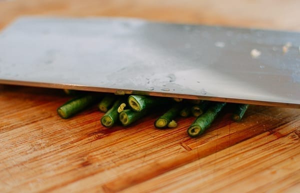 Crushing long beans with knife, bmeteor.aiodimecu.cf
