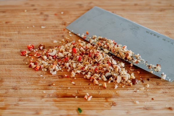 Chopping chilies, garlic, and peanuts, bmeteor.aiodimecu.cf