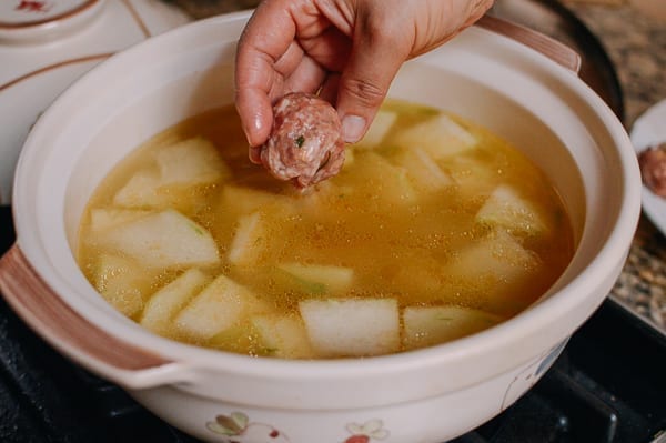 Lowering meatballs into soup, bmeteor.aiodimecu.cf