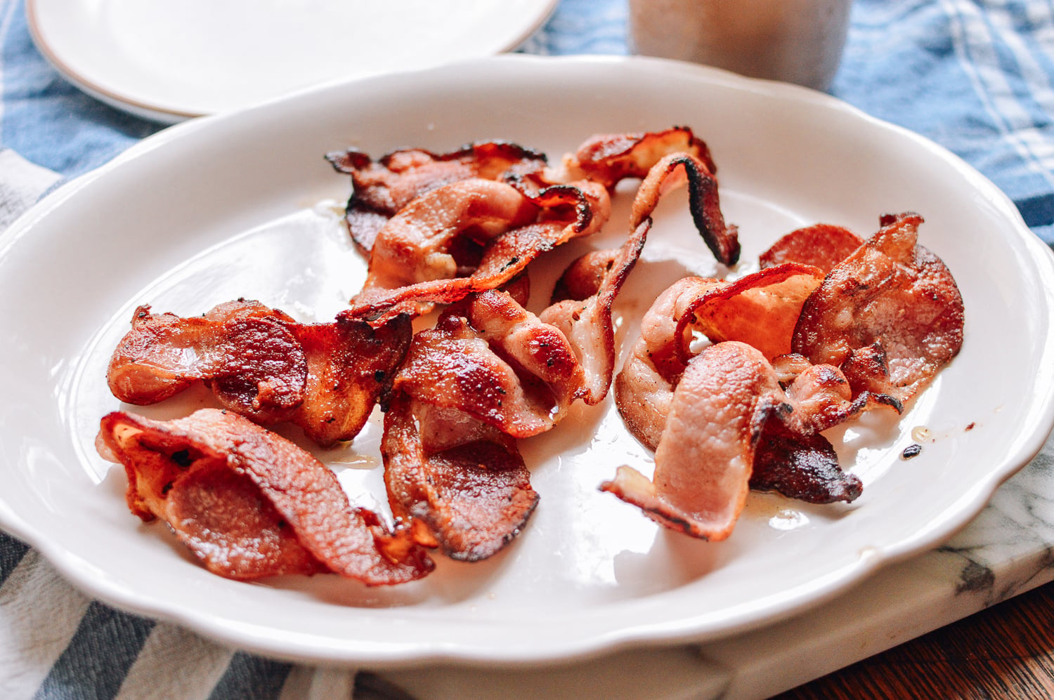 Cooked bacon on a plate, bmeteor.aiodimecu.cf