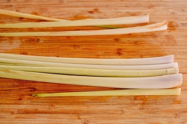 Lemongrass on cutting board, ready to be cut, bmeteor.aiodimecu.cf