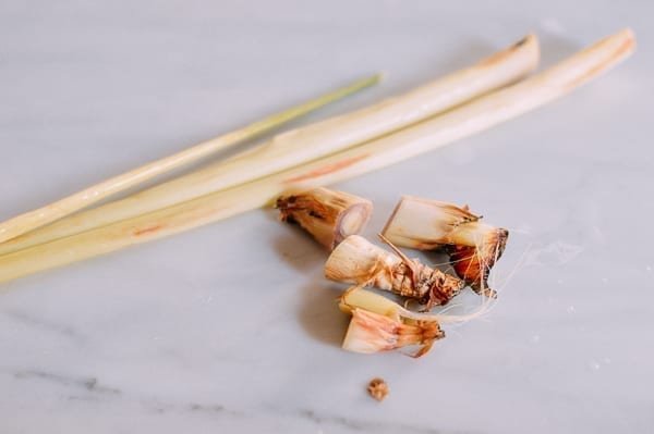 Trimming ends of lemongrass and removing woody tops, bmeteor.aiodimecu.cf