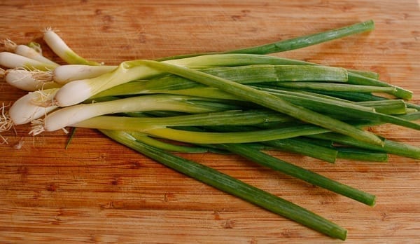 Scallions on cutting board, bmeteor.aiodimecu.cf