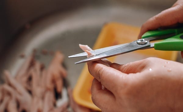 Trimming claws from chicken feet, bmeteor.aiodimecu.cf