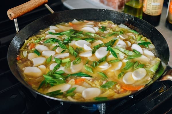 Adding rice cakes and scallions to the soup, bmeteor.aiodimecu.cf