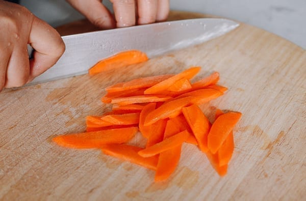 Thinly slicing a small carrot, bmeteor.aiodimecu.cf