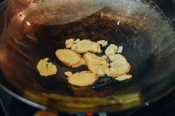 Smashed ginger slices in oil in wok, bmeteor.aiodimecu.cf