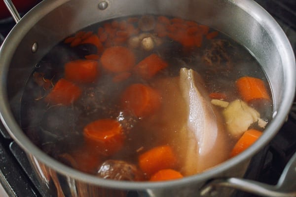 Pot of simmering Cantonese soup, bmeteor.aiodimecu.cf