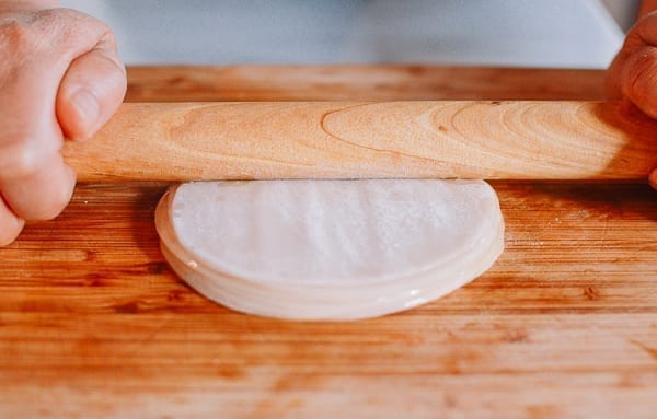 Pressing stack of dumpling wrappers with rolling pin, bmeteor.aiodimecu.cf