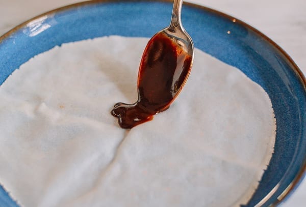 Putting hoisin sauce on mandarin pancake, bmeteor.aiodimecu.cf
