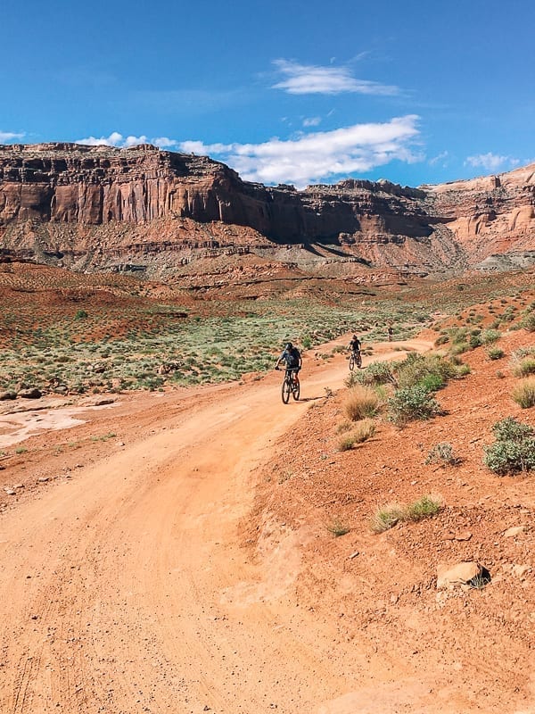 Mountain Bikers on White Rim trail Moab Utah by bmeteor.aiodimecu.cf