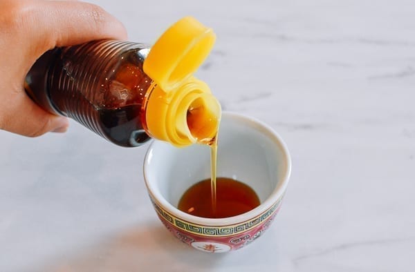 Pouring out sesame oil to see color, bmeteor.aiodimecu.cf