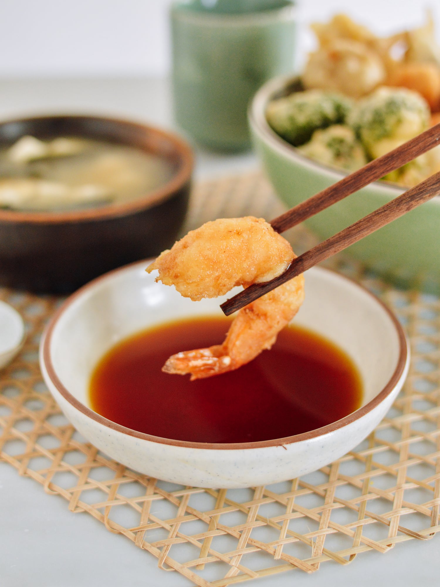 Dipping shrimp tempura into dipping sauce, bmeteor.aiodimecu.cf