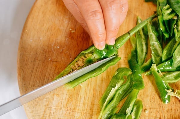 Slicing long hot green peppers, bmeteor.aiodimecu.cf