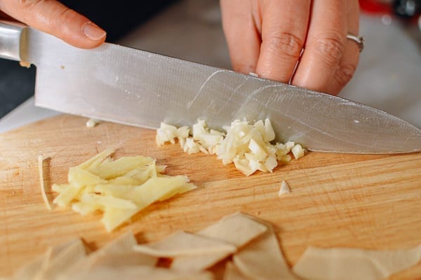 Chopping ginger and garlic, bmeteor.aiodimecu.cf