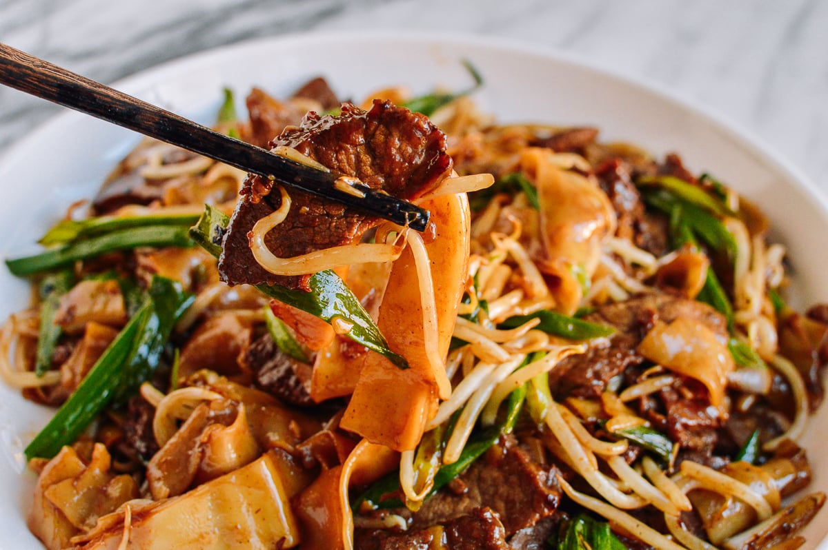 Chopsticks picking up beef chow fun, bmeteor.aiodimecu.cf