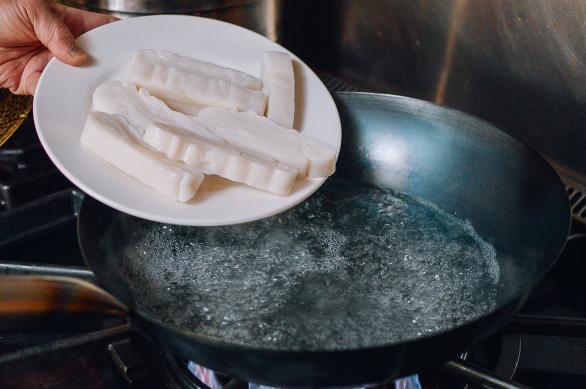 Putting rice noodles in wok filled with boiling water, bmeteor.aiodimecu.cf