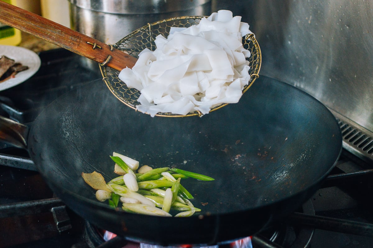 Adding rice noodles to wok, bmeteor.aiodimecu.cf