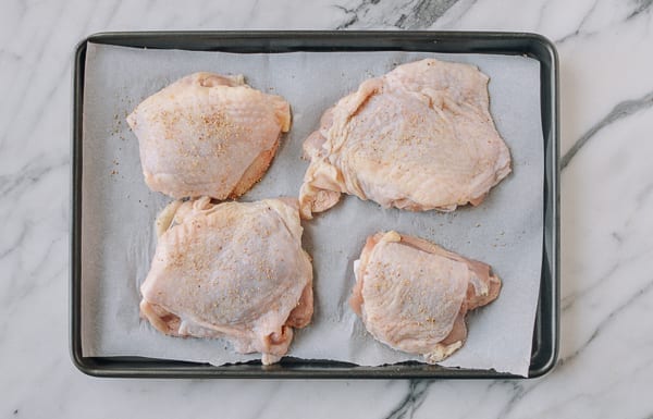 Sheet pan with seasoned chicken thighs, bmeteor.aiodimecu.cf