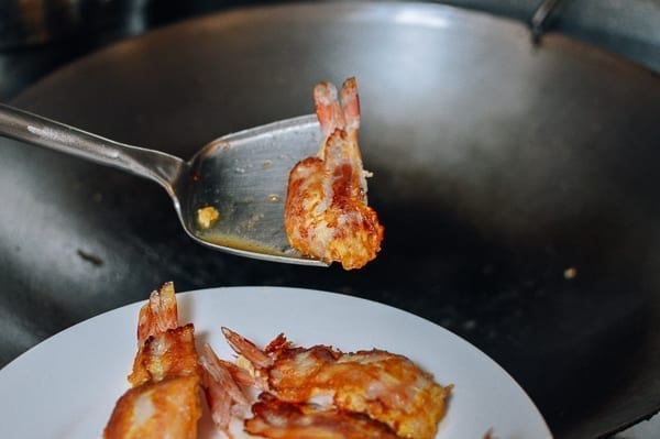 Transferring shrimp to plate, bmeteor.aiodimecu.cf