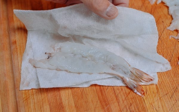 Patting shrimp dry with paper towel, bmeteor.aiodimecu.cf