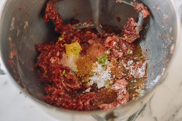 Adding seasoning ingredients to Chinese meatballs, bmeteor.aiodimecu.cf