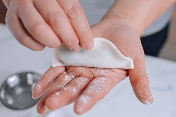 Flattening dumpling on palm of hand, bmeteor.aiodimecu.cf