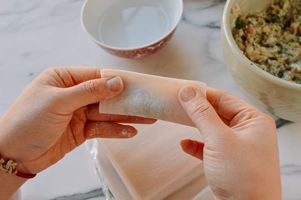 Folding wonton wrapper in half around filling, bmeteor.aiodimecu.cf