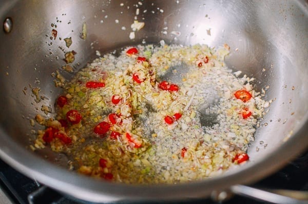 Frying garlic, ginger, lemongrass, and chili, bmeteor.aiodimecu.cf